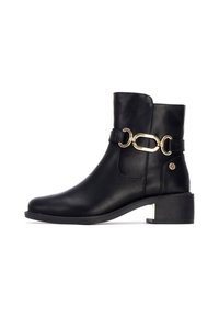Bota de tobillo de cuero negro con punta redonda, cierre lateral de cremallera, acentos de cadena de oro y un tacón bajo en bloque con un detalle metálico.