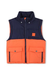 Gilet sans manches rembourré avec un dessus navy, un bas orange vif, fermeture éclair à l'avant, deux poches à rabat boutonnées et un petit logo en patch sur la poitrine.