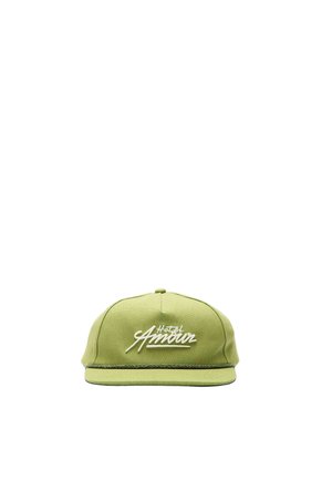 Casquette de baseball vert clair avec un texte brodé blanc "Hotel Amour" à l’avant et un détail tressé au-dessus de la visière.