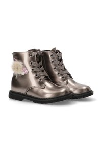 Botas tobilleras de bronce metálico con textura suave, detalle de mariposa rosa, acento de pompón suave y cordones grises sobre una suela de goma negra.