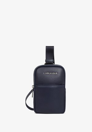 Sac bandoulière en cuir marine avec une finition texturée, comprenant une poche avant, une fermeture éclair et une sangle réglable. Accents en métal argenté.