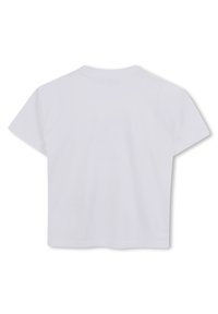 Biała, krótka bluzka na krótki rękaw, skrócona, wykonana z miękkiej bawełny. Ma okrągły dekolt i prosty design bez wzorów czy ozdób.