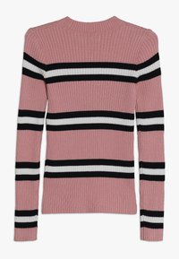 Top a maniche lunghe a coste di colore rosa con strisce orizzontali nere e bianche. Presenta un collo a giro e una silhouette aderente.