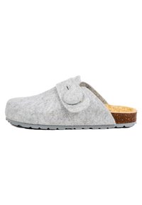 Sabots gris en feutre avec une bride à bouton rond, dos ouvert, dessus texturé et semelle en liège naturel sur une semelle en caoutchouc.