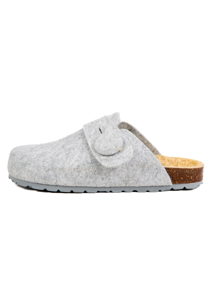 Sabots gris en feutre avec une bride à bouton rond, dos ouvert, dessus texturé et semelle en liège naturel sur une semelle en caoutchouc.