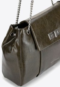 Borsa a tracolla in pelle verde oliva con finitura lucida, tracolla in metallo color argento e chiusura a pattina con logo metallico.