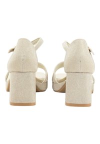 Sandalias de tacón cuadrado con glitter beige, parte superior texturizada, parte trasera abierta, correa ajustable y base de tacón sólida.
