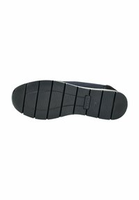 Suola di scarpa in gomma nera con scanalature orizzontali e verticali, caratterizzata da una superficie testurizzata e un logo del marchio tenue. Piatta, con un design robusto.