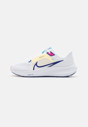 Nike Performance, Chaussures de running sur route - white