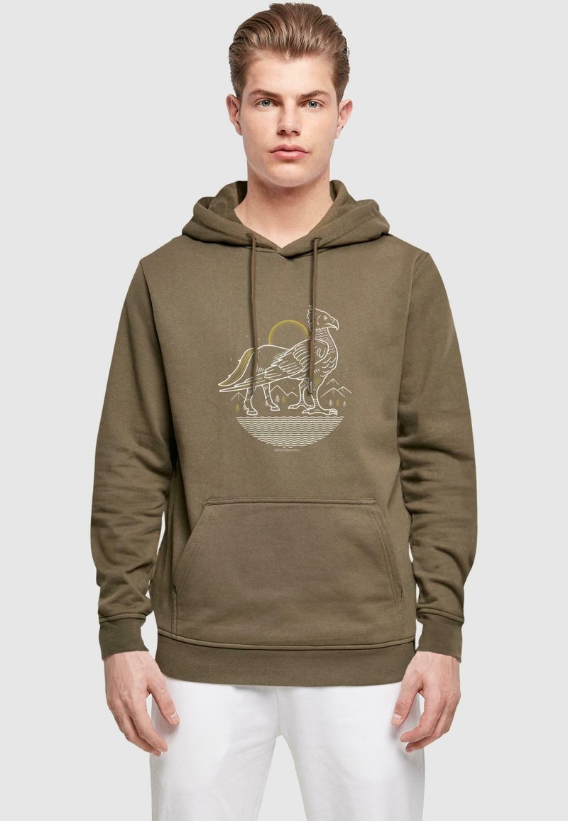 Olivgrön hoodie i mjukt material, med en grafisk bild av en fågel och berg. Framsida med ficka och dragsko i luvan.