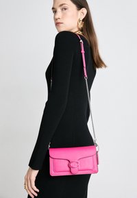 COACH COVERED CLOSURE TABBY CHAIN - Torba čez telo - dragonfruit