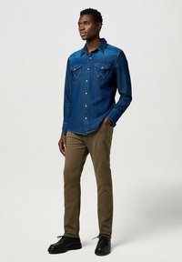Wrangler LARSTON - Jeans slim fit - tarmac