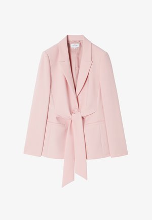 Blazer rosa chiaro con design sartoriale, chiusura con un solo bottone, cintura frontale e due tasche. Tessuto liscio con silhouette strutturata.