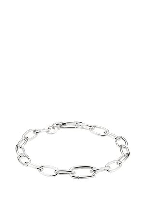Silbernes Gliederarmband mit verlängerten ovalen Gliedern und einem runden Verschluss vor weißem Hintergrund.