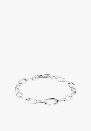 Silbernes Gliederarmband mit verlängerten ovalen Gliedern und einem runden Verschluss vor weißem Hintergrund.