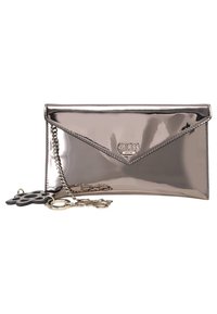Pochette enveloppe argent métallisé avec une bandoulière chaîne, ornée d'une plaque logo de la marque et d'un accent floral sur la tirette du zip.