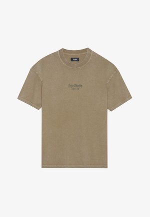 Olivengrünes Baumwoll-T-Shirt mit kurzen Ärmeln, Rundhalsausschnitt und dezent in einer helleren Farbe auf der Brust aufgedruckt "Zign Studio BERLIN".