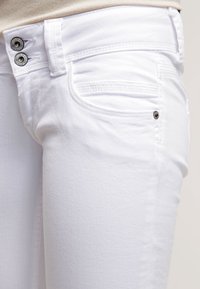 Pepe Jeans Jeans a sigaretta - white