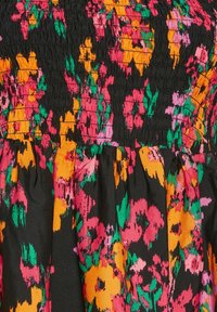 Tessuto nero con stampa floreale astratta in vivaci tonalità di arancione, rosa e verde, e texture arricciata e plissettata nella parte superiore.