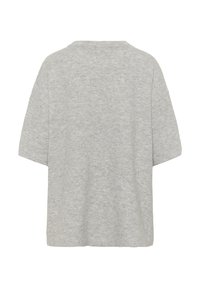 Pull court oversized gris clair à manches courtes avec un col rond et un tissu doux et texturé, mettant en avant un design simple et minimaliste.