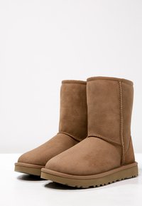 wacht kruising Stevig UGG CLASSIC SHORT - Korte laarzen - chestnut/cognac - Zalando.nl