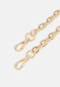 Catena in metallo dorato con anelli ovali e rotondi alternativi, dotata di due ganci a scatto a ciascuna estremità. Finitura liscia e lucida.