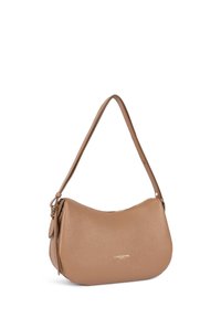 Sac à bandoulière en cuir beige au design arrondi, fermeture à glissière et longue sangle. Marquage doré discret. Surface texturée pour plus de détails.