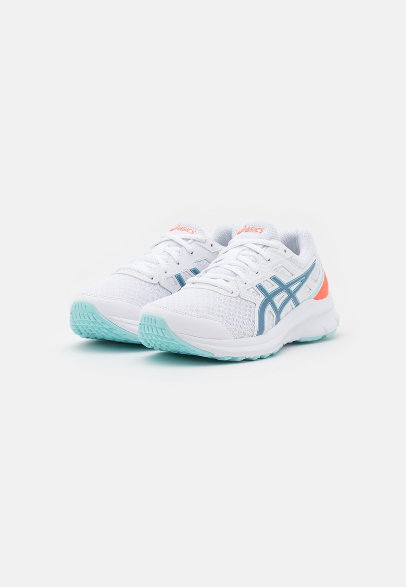 Scarpe sportive bianche con parte superiore in mesh, dettagli blu e suola azzurra. Presentano una linguetta imbottita, design con lacci e logo sul tallone.