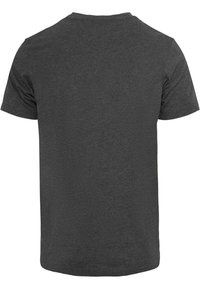 Camiseta de manga corta de color gris oscuro con cuello redondo, hecha de una tela suave. Presenta una parte trasera lisa sin gráficos ni acentos.