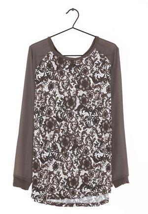 T-shirt à manches longues avec un motif en dentelle florale dans des tons de marron foncé et de crème, avec un dos uni marron et un col rond.