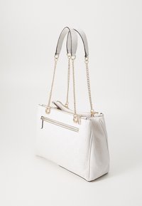 Witte handtas met een geëmbosseerd ontwerp, dubbele ketting- en leren schouderbanden, een ritscompartiment en zilveren hardwareaccenten. Textuur oppervlak.