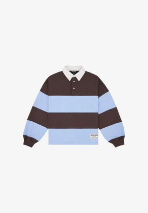 Langärmeliges Rugbyshirt mit breiten horizontalen braunen und hellblauen Streifen, weißem Kragen, Knopfleiste und einem kleinen rechteckigen Etikett nahe dem Saum.