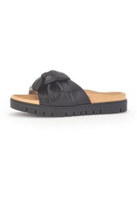 Svarta slidesandaler med en knuten läderövre, vadderad innersula och texturerad svart gummisula med ett mönstrat greppdesign.