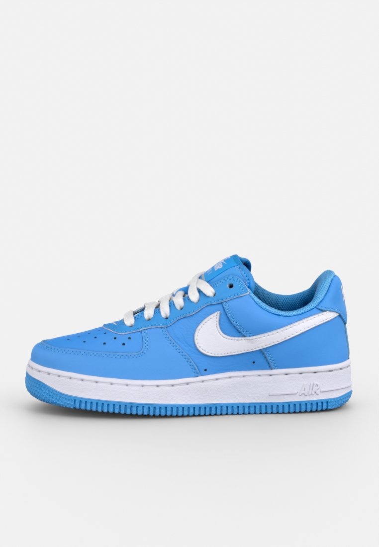 Sneaker in pelle blu con dettagli bianchi, caratterizzato da una punta perforata, lacci bianchi e una suola in gomma testurizzata con il marchio "AIR".