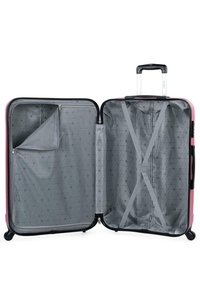 Maleta rosa de hard-shell con cierre de cremallera, que cuenta con un interior gris con un patrón geométrico, correas cruzadas y un bolsillo con cremallera.