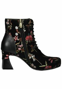 Botín de ante negro a nivel del tobillo con bordados florales, cordones en la parte delantera, cremallera lateral y un tacón grueso y en ángulo con detalles en negro.