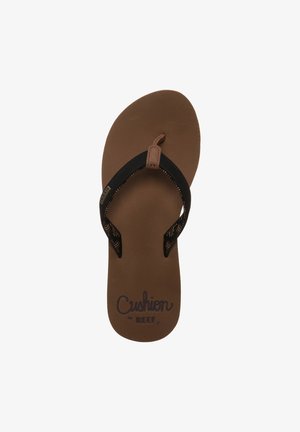 Sort og brun flip-flop med en polstret sål, syntetiske remme med et tekstureret mønster og "Cushion by REEF" branding på indersålen.