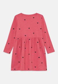Abito a maniche lunghe color corallo con motivo a cuori navy, caratterizzato da una vita arricciata e una texture liscia. Scollo rotondo e tessuto morbido.