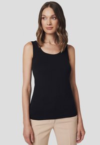Czarny top bez rękawów z okrągłym dekoltem, wykonany z gładkiego materiału. Dopasowany fason, minimalistyczny styl bez widocznych wzorów ani ozdób.