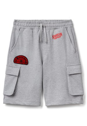 Shorts cargo gris avec taille élastique, cordon de serrage, poches latérales et écussons rouges "Stranger Things" et "Demogorgon".