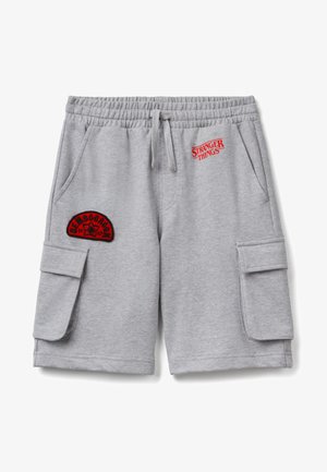 Pantalones cortos cargo grises con cintura elástica, cordón ajustable, bolsillos laterales y parches rojos de "Stranger Things" y "Demogorgon".