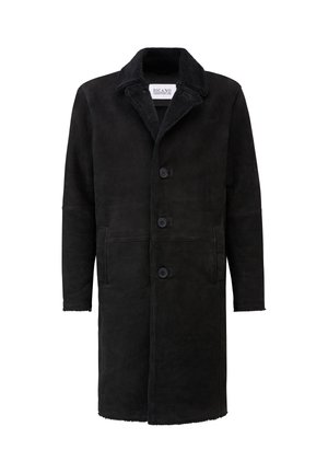 Sort shearling frakke med krave, der har fire frontknapper, to sidelommer og en lige pasform. Teksturen ser blød og glat ud.