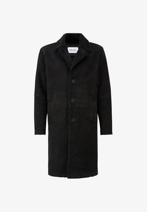Sort shearling frakke med krave, der har fire frontknapper, to sidelommer og en lige pasform. Teksturen ser blød og glat ud.