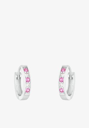 Silberne Creolen mit einer Reihe von rosa und klaren Edelsteinen entlang der Vorderseite. Glatte Oberfläche mit poliertem Design und sicherem Verschluss.