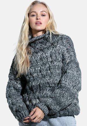 Gruby szary sweter dziany z wysokim kołnierzem, z warkoczowym wzorem, długimi rękawami i ściągaczami na mankietach. Miękka, teksturowana powierzchnia.