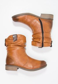 Bottes de cheville en cuir marron au design fluide, avec une fermeture éclair sur le côté, un talon empilé et des accents en cuir foncé contrastants.