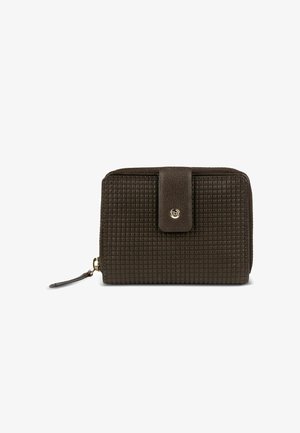 Cartera de cuero marrón oscuro texturizado con cierre con cremallera alrededor y correa con botón a presión con un pequeño logotipo plateado.