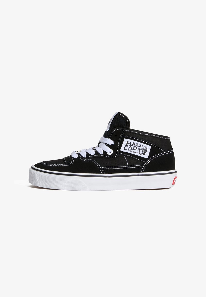 Μαύρο-άσπρο Vans Half Cab μεσαίο παπούτσι για σκέιτ, με λευκά κορδόνια, λευκό ραφές και χοντρή λευκή καουτσούκ σόλα.
