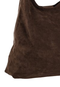 Bruine suède shopper met een zachte textuur, groot formaat en een open bovenkant. Heeft afgeronde hoeken en minimalistische metalen details.