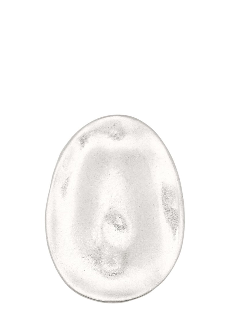Polerad silveroval med en slät, reflektiv yta och subtila kurvor, med en mjuk, organisk form utan skarpa kanter.